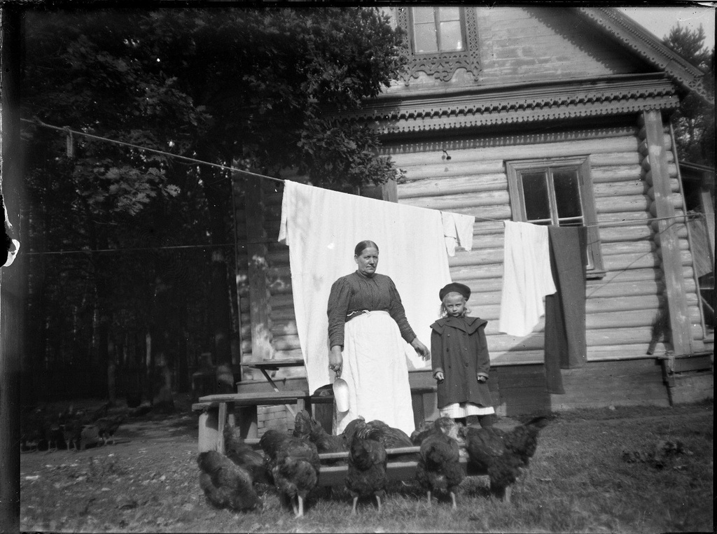 Женщина, кормившая кур и Наталья Живаго, 1890 - 1909. Видео «Доктор Живаго и его фотоколлекция» с этой фотографией.