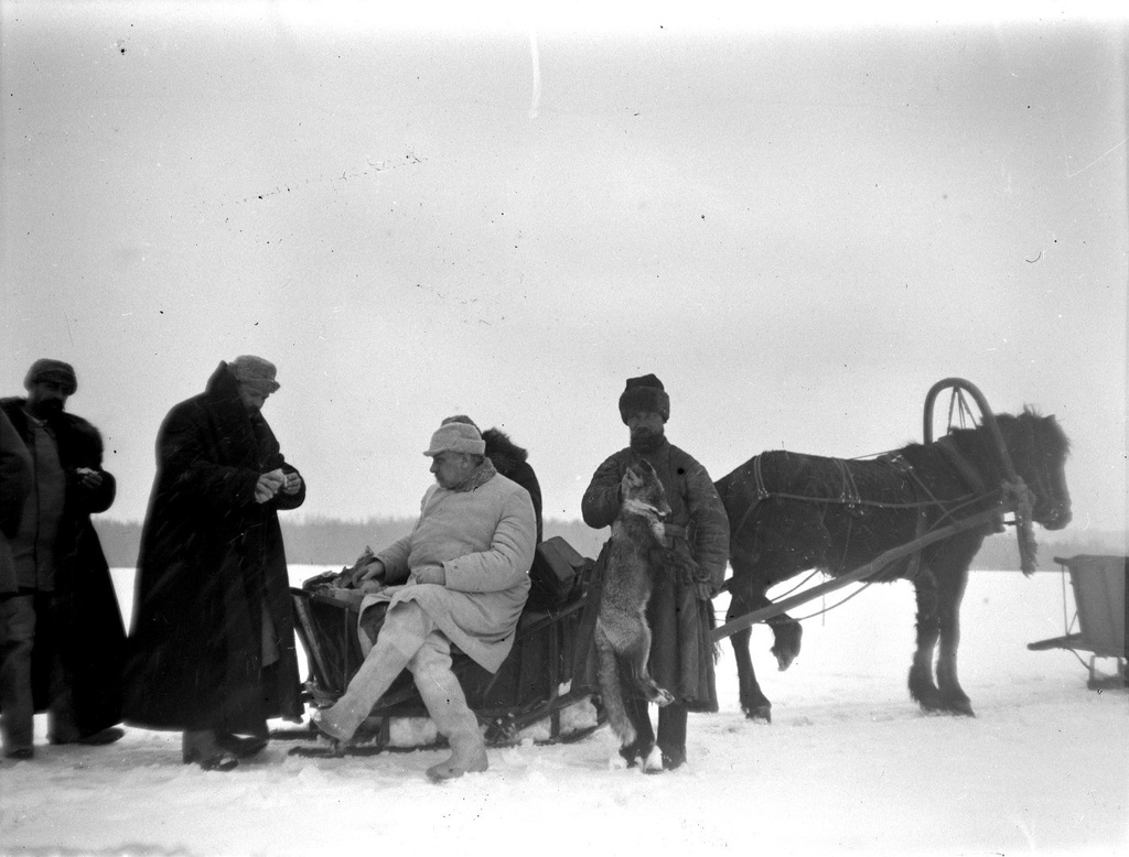 Фото "Зимняя охота. Перекус. Егерь с убитой лисой", 1897 - 1899 ...