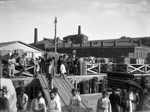 На пристани общества «Кавказ – Меркурий», 6 июля 1898, г. Астрахань. Выставка «Зеваки» с этой фотографией.&nbsp;