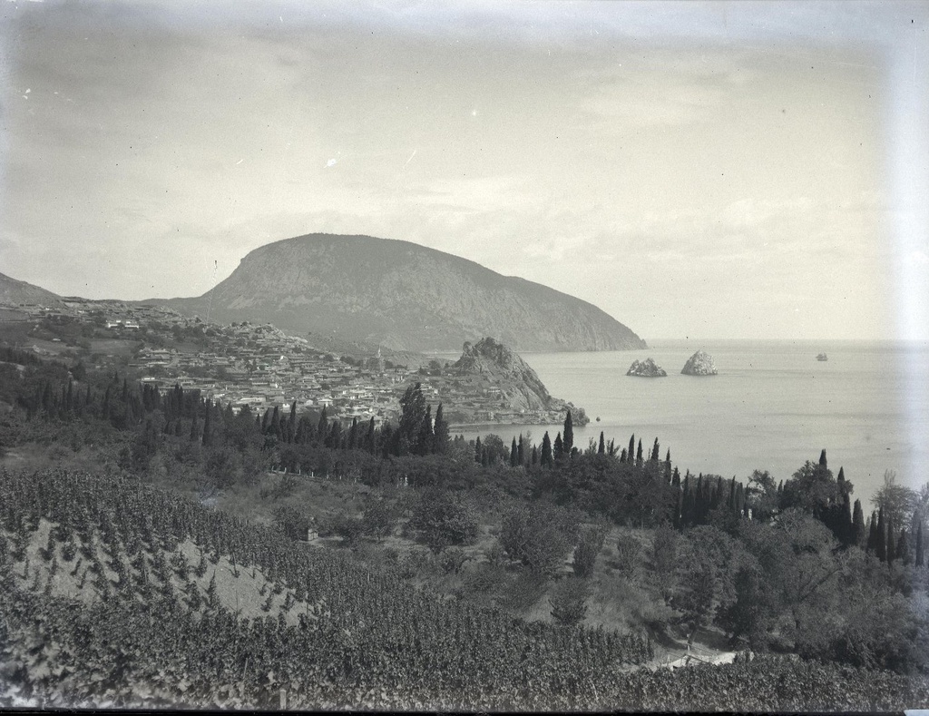 По дороге к Гурзуфу, 1897 год, Крым, пос. Гурзуф. Выставка «Архив доктора Живаго. Крым» с этой фотографией.
