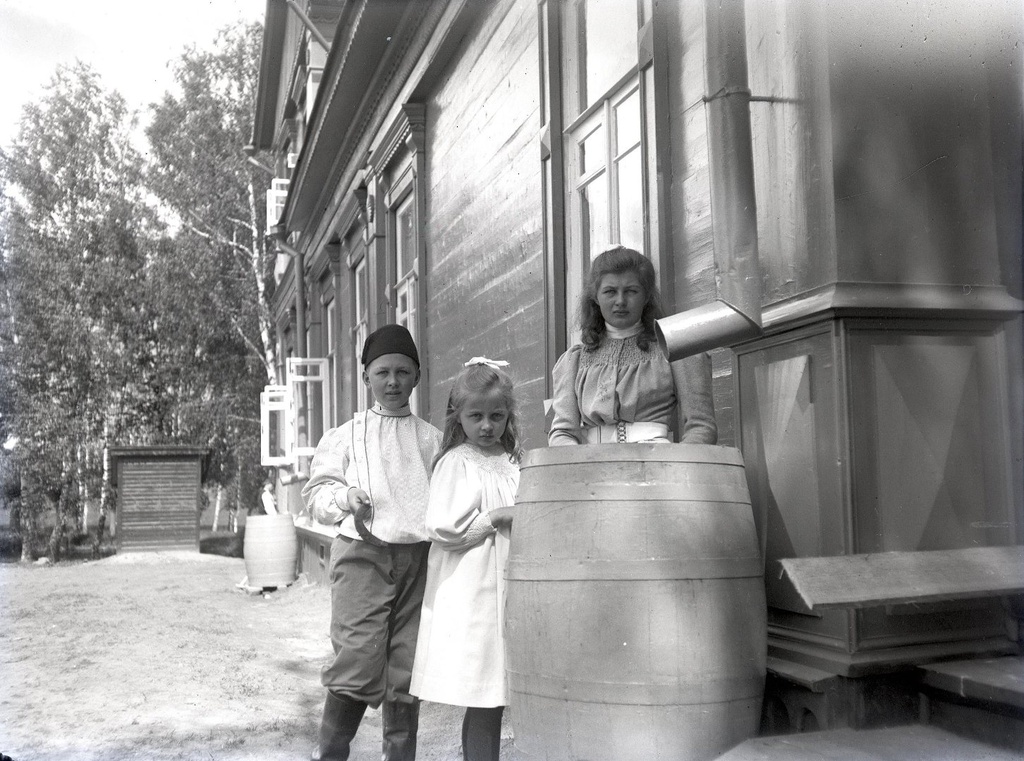 Дети Романа Васильевича Живаго (Василий, Наталья, Татьяна), 1898 - 1899. Комментарий:&nbsp;&nbsp;Живаго Василий Романович; Живаго (в замужестве Овчинникова, Ярошевская) Наталья Романовна; Живаго (в замужестве Дорн) Татьяна Романовна.