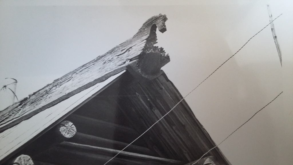 Фронтон и конек самцовой крыши дома-связи, 1989 год, Кемеровская обл., Юргинский р-н, дер. Колбиха. Выставка «Ушедшая старина» с этой фотографией.