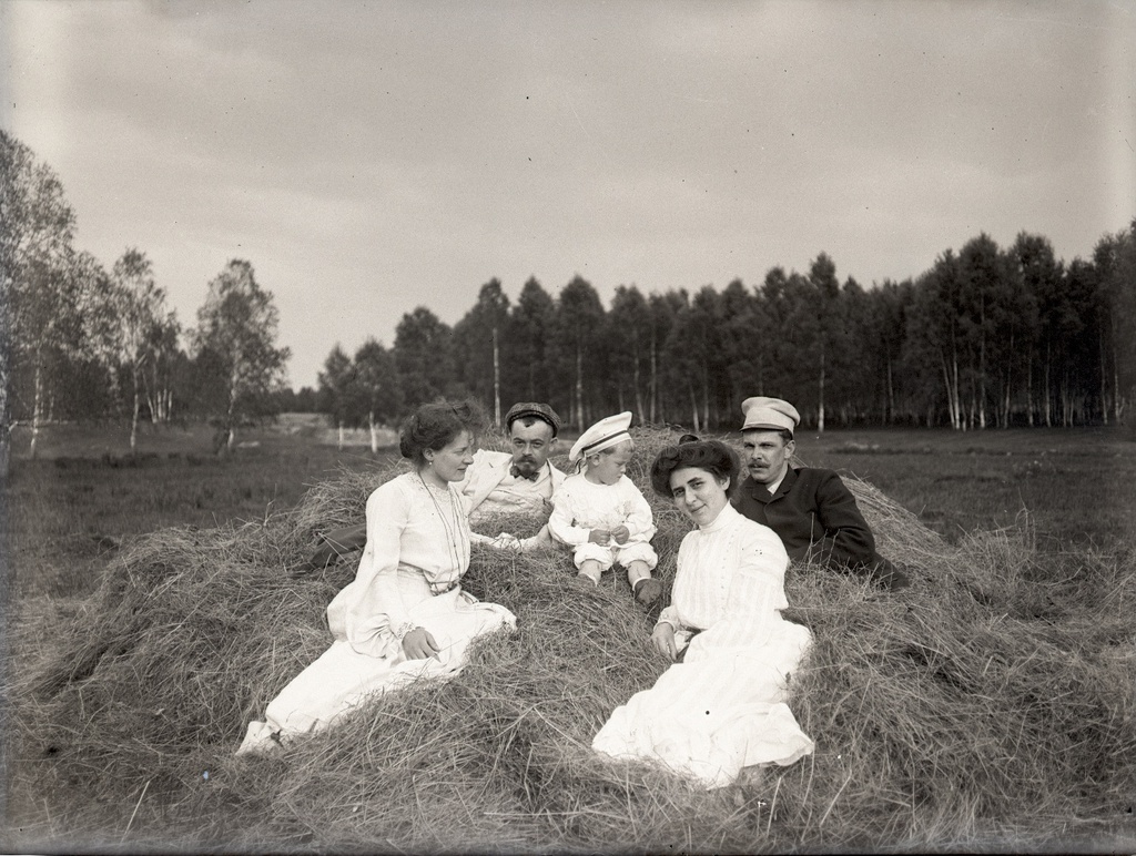Группа на сене. Мария Васильевна Вострякова (урожденная Малютина) с сыном Вадимом и гостями, 1898 год. Выставка «На сеновал!» с этой фотографией.