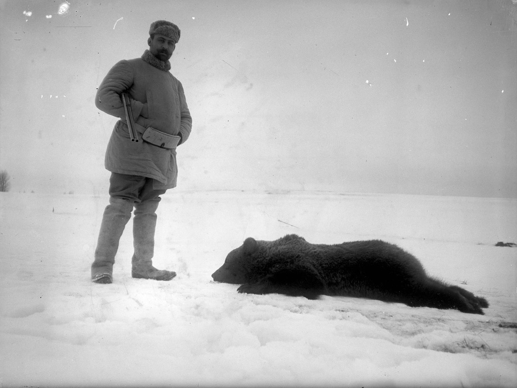 Зимняя охота на медведя. Борис Востряков и убитый медведь, 1890 - 1909. Видео «К 180-летию фотографии. Эпизод VIII: "Стереофотография"» с этой фотографией.