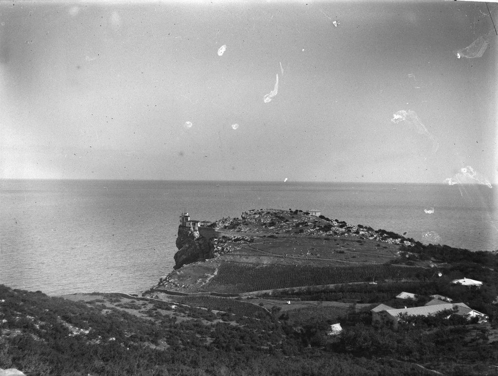 Ласточкино гнездо, 1897 год, Крым, пос. Гаспра. Выставка «Архив доктора Живаго. Крым» с этой фотографией.