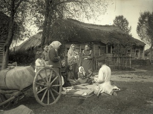 Продавец тканей, покупательницы, дети, 1890 - 1909. Выставка «Дореволюционная Россия: торговля» с этой фотографией.&nbsp;