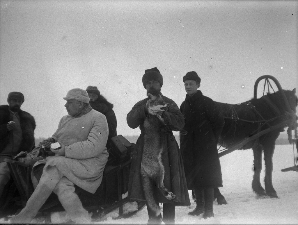 Зимняя охота. Перекус. Егерь с убитой лисой, 1897 - 1899