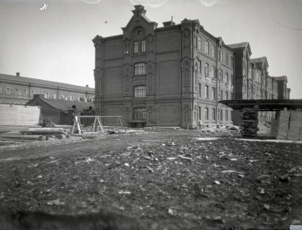 Дома для ра­бо­чих фабрики братьев Хлу­дов­ых, 1897 - 1909, Рязанская губ., г. Егорьевск. Выставка «Хлудовская мануфактура» с этой фотографией.