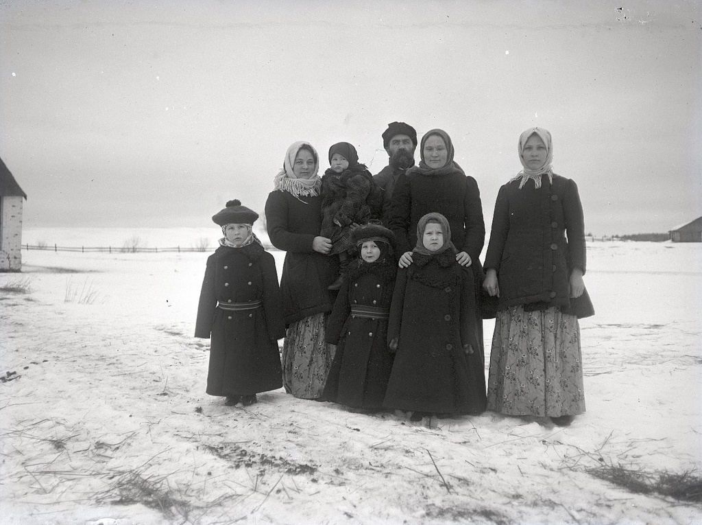 Деревенская семья, как-то связанная с Востряковыми, 1900-е