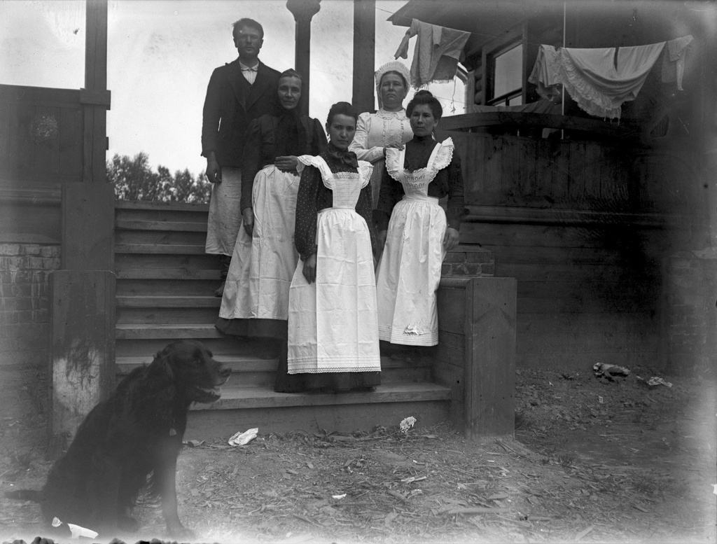 Фото "Прислуга в доме Бориса Вострякова и Марии Малютиной", 1890 - 1909 ...