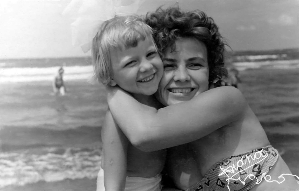 Мама с дочкой, 5 июля 1965, Краснодарский край, г. Анапа. Выставка «А я в воду войду» с этой фотографией.&nbsp;