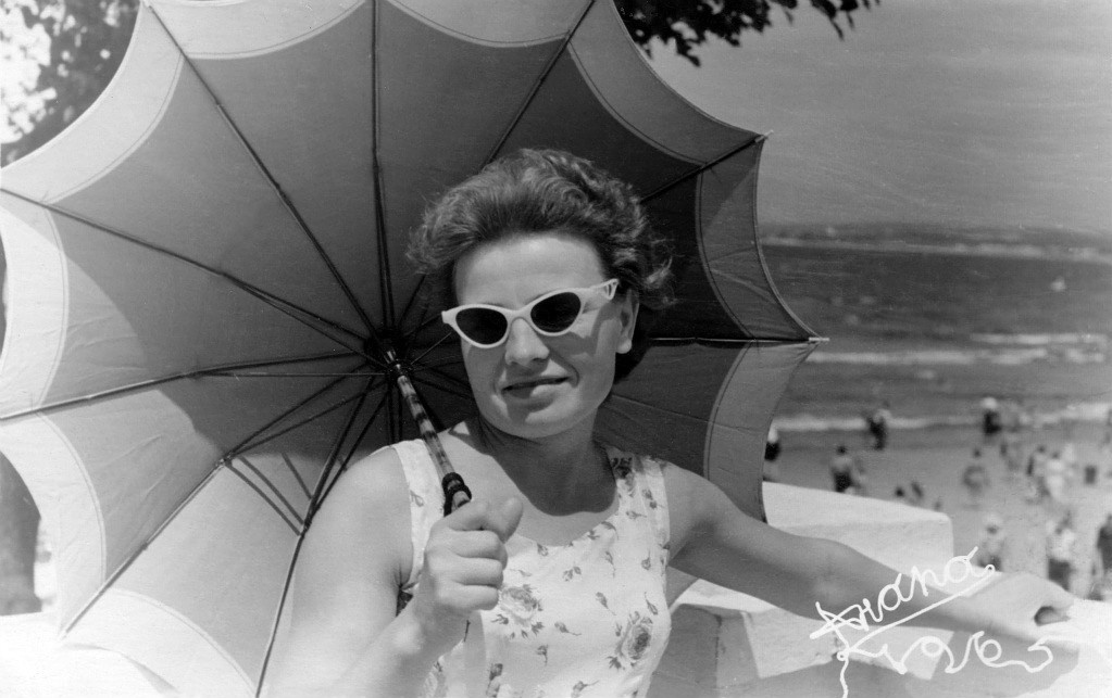 Дама с зонтиком, 5 июля 1965, Краснодарский край, г. Анапа. Выставки:&nbsp;«А я в воду войду»,&nbsp;«В солнцезащитных очках», «Уважаемые туристы, не отстаем от экскурсовода» с этим снимком. 