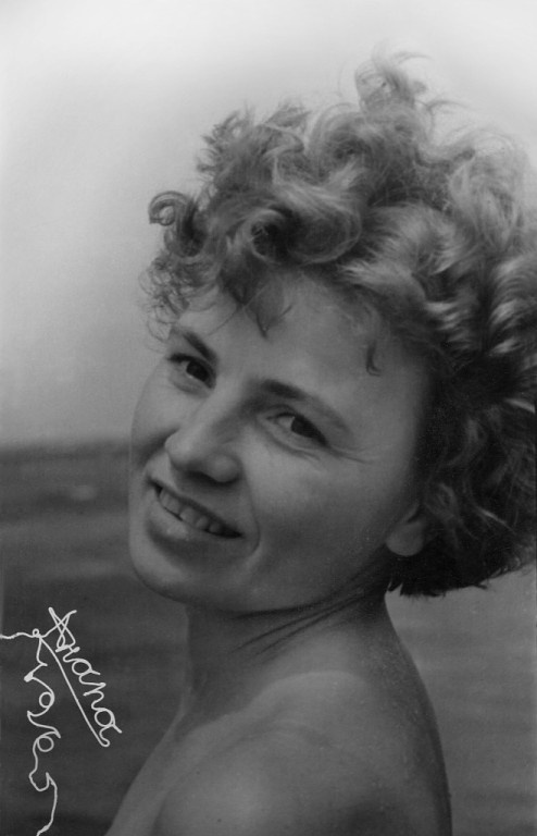 Портрет на фоне моря, 5 июля 1965, Краснодарский край, г. Анапа. Выставка «Лето 1960-х» с этой фотографией.