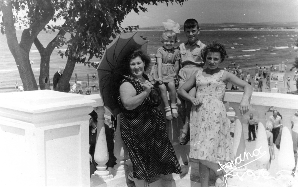 Отпуск в Анапе, 5 июля 1965, Краснодарский край, г. Анапа. Выставка «Советские курортники» с этой фотографией.