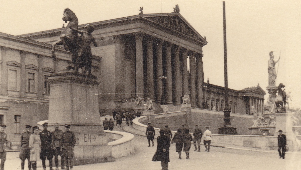 Здание парламента в Вене, 3 августа 1945, Австрия, г. Вена. 