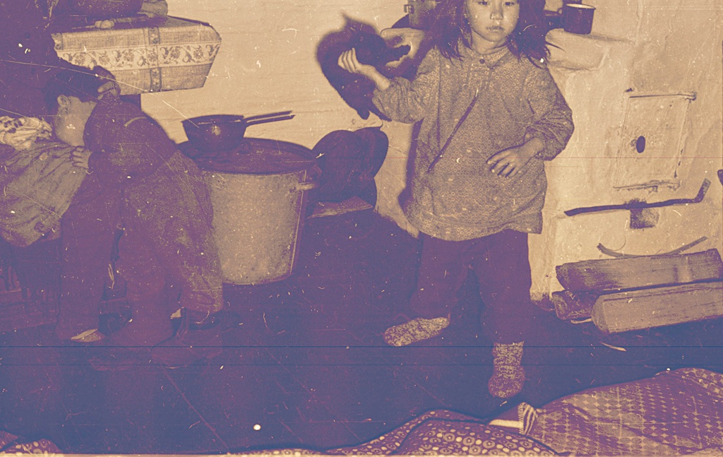 В жилом доме, 1981 год, Кемеровская обл., Таштагольский р-н, пос. Дальний Кезек. Выставка «Дети гор и тайги» с этой фотографией.