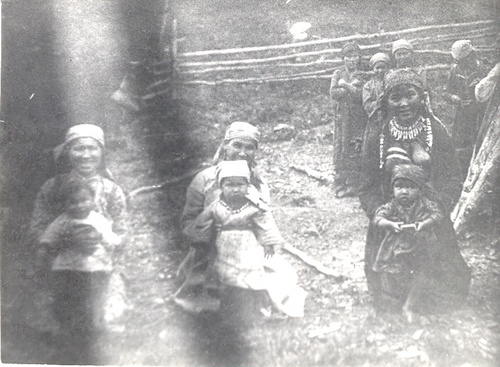 Группа шорских женщин с детьми, 1900 - 1919, Кемеровская обл., Таштагольский р-н