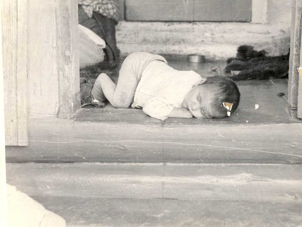 Ребенок спит, 1984 год, Кемеровская обл., Таштагольский р-н. Выставка «Дети гор и тайги» с этой фотографией.