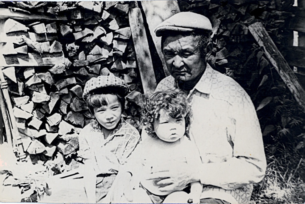 Шорец с детьми, 1988 год, Кемеровская обл., Таштагольский р-н. Выставка «Дети гор и тайги» с этой фотографией.