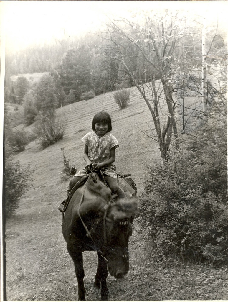 Девочка верхом на лошади, 1984 год, Кемеровская обл., Таштагольский р-н. Выставка «Дети гор и тайги» с этой фотографией.