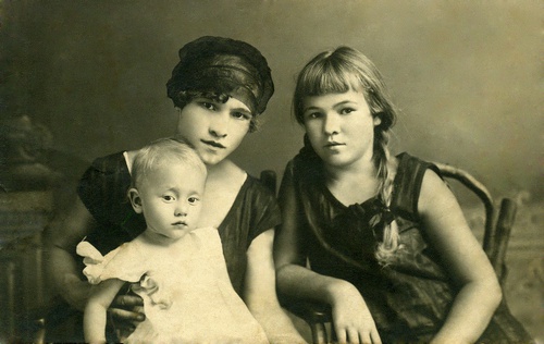 Лариса Васильевна Кудрина с младшей сестрой Тамарой и дочерью Лилией, сентябрь 1929, г. Сальск