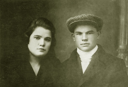 Ольга Васильевна Кудрина с младшим братом Михаилом, сентябрь 1930, г. Кисловодск