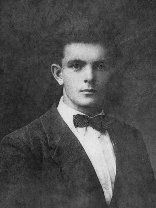 Виктор Васильевич Самаров, 4 сентября 1927, г. Арзамас. Надпись на обороте: «Дарю на память лучшему и дорогому другу Верочке Иконниковой  04.09.1927».