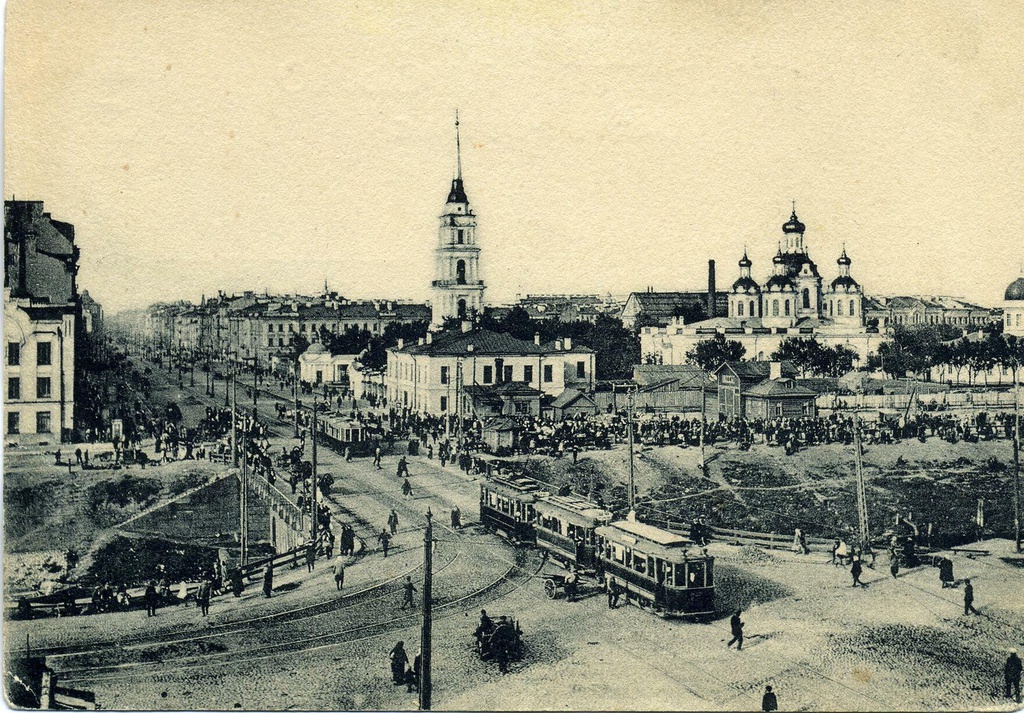 Лиговка у Ново-Каменного моста, 1 января 1925 - 28 декабря 1934, г. Ленинград. Ново-Каменный мост. Ширина – 45,2 метра, длина – 44,8 метра.1821 год – акведук; 1848 год – каменный; 1970 год – современный.Первый мост через Обводный канал в том месте, где сегодня находится Ново-Каменный мост, представлял собой мост-акведук для пропуска вод Лиговского канала к центру Санкт-Петербурга. Акведук соорудили в конце 1800-х годов при прокладке восточного участка Обводного канала; работы велись под руководством инженера Ф. И. Герарда. Переправу назвали Ямской, водопроводный мост по расположенной здесь Ямской слободе.В 1816–1821 годах по проекту инженера П. П. Базена деревянный акведук перестроили в однопролетное каменное арочное сооружение длиной 25,6 метров с пологим гранитным сводом и деревянными водопроводными руслами. Устои и фасады моста были облицованы гранитом, проезжая часть ограждена чугунными перилами.В 1846–1848 годах мост капитально перестроили в кирпиче и граните по проекту инженера путей сообщения А. Н. Еракова. Мост был однопролетный, арочной конструкции, протяженностью 42,7 метра. Воды Лиговского канала пропускались по открытому лотку, на берегах Обводного канала располагались гранитные бассейны. Устои моста были каменные на свайном основании, облицованы гранитом. С четырех сторон к воде спускались гранитные лестницы.Мост получил название Новый Каменный, так как в городе уже существовал Каменный мост, перекинутый в 1776 году через Екатерининский канал (ныне канал Грибоедова). Также употреблялись такие названия, как Ново-Каменный, Новокаменный, Каменно-Обводный, Ново-Обводный, Каменный Обводный, Ямской. Почтовая открытка: Изд. Гос. Треста «Ленполиграф» № 334.