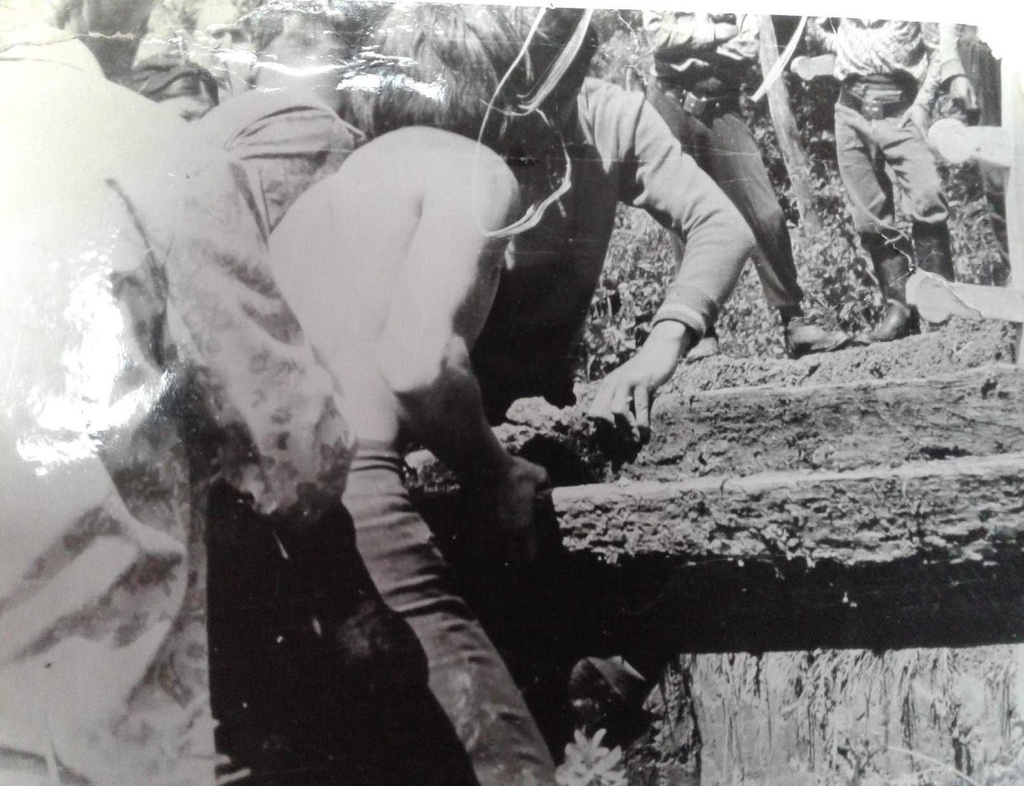 Похороны, 1985 год, Кемеровская обл., Таштагольский р-н. Выставка «Погребальный обряд у шорцев» с этой фотографией.