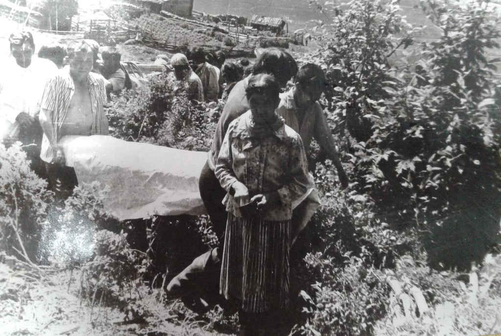Похоронная процессия, 1985 год, Кемеровская обл., Таштагольский р-н. Выставка «Погребальный обряд у шорцев» с этой фотографией.