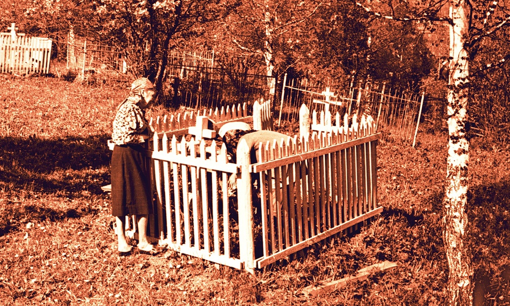 Похороны, 1980-е, Кемеровская обл., Таштагольский р-н, пос. Ключевой. Выставка «Погребальный обряд у шорцев» с этой фотографией.