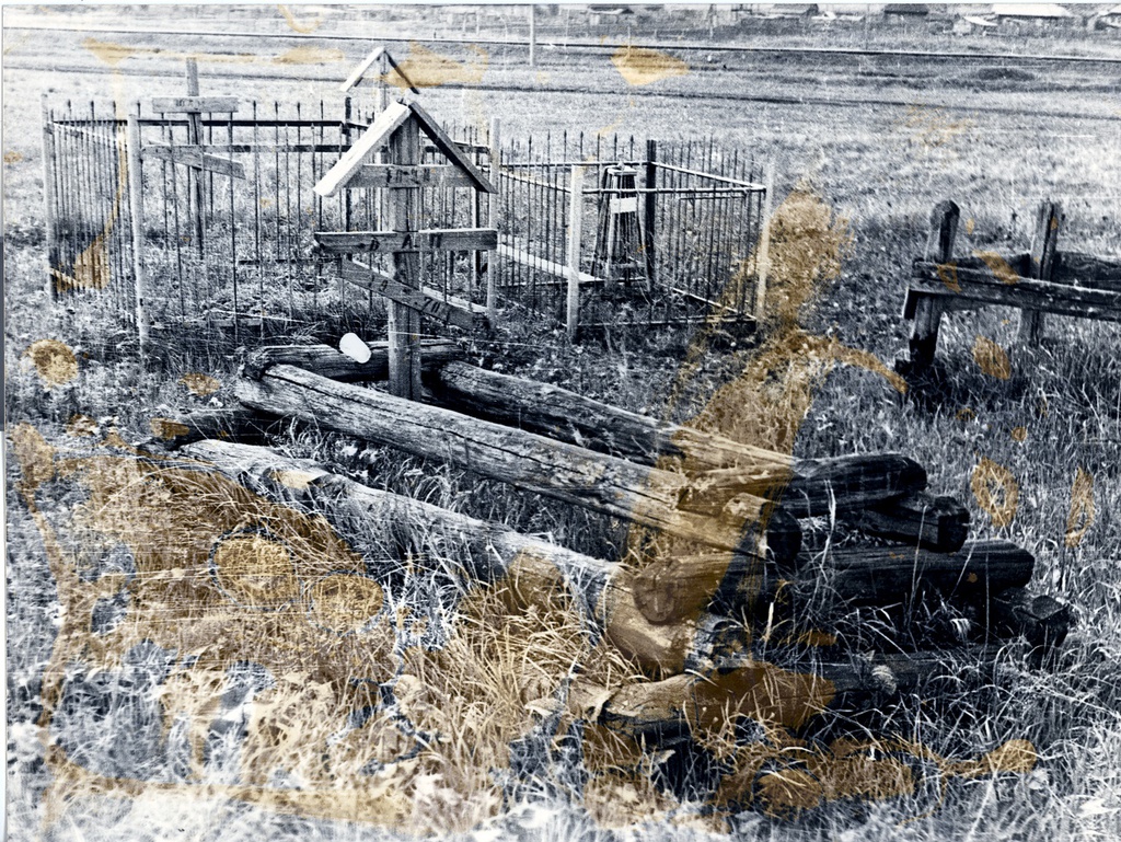 Могила, 1983 год, Хакасская АО, аал Койбалы. Выставка «Погребальный обряд у шорцев» с этой фотографией.