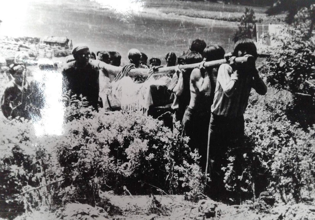 Похоронная процессия, 1985 год, Кемеровская обл., Таштагольский р-н. Выставка «Погребальный обряд у шорцев» с этой фотографией.
