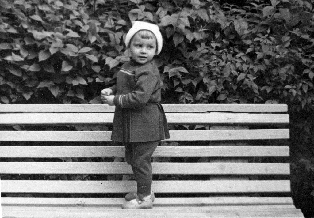 Девочка Оля в городском парке, 1 июня 1963, Ставропольский край, г. Ставрополь. Выставка «Без фильтров. Любительская фотография Оттепели и 60-х» с этой фотографией.