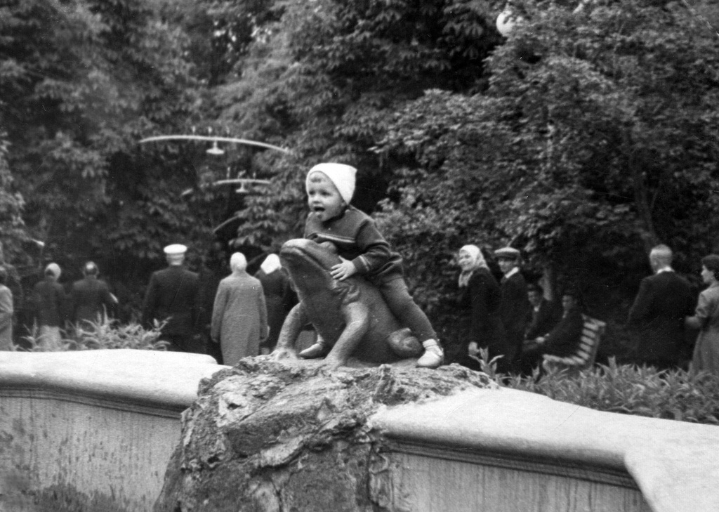 Девочка Оля на фонтане «Лягушки» в городском парке, 1 июня 1963, Ставропольский край, г. Ставрополь. 