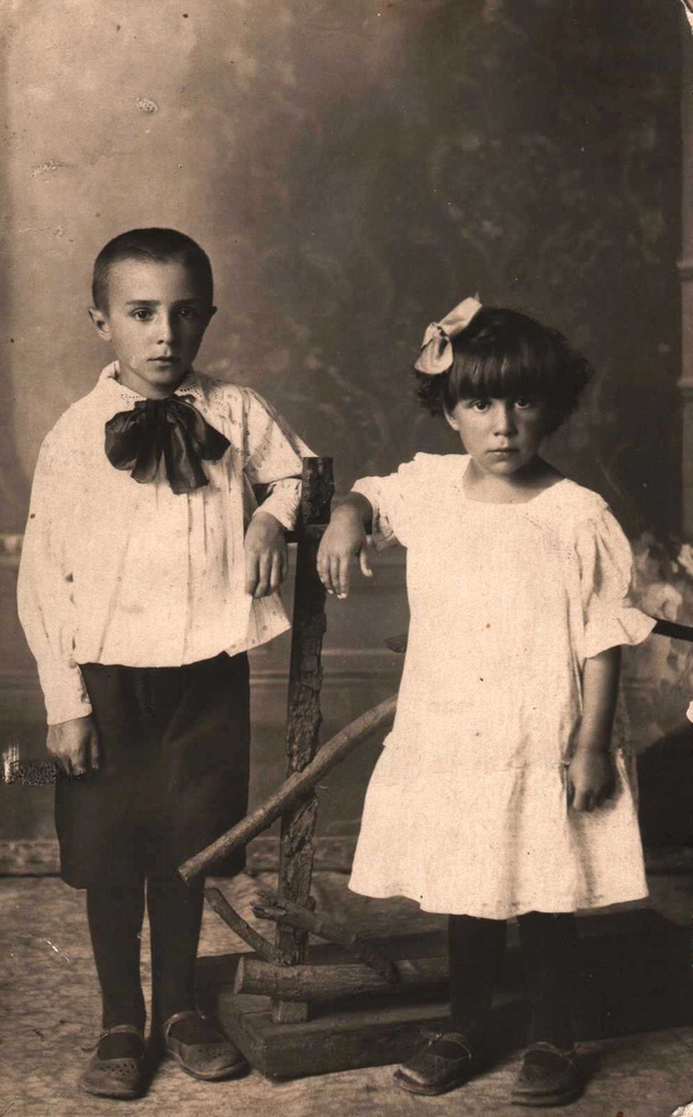 Борис и Людмила Закощиковы, 28 августа 1923, г. Нижний Тагил. Фотография из архива Юрия Шарипова.