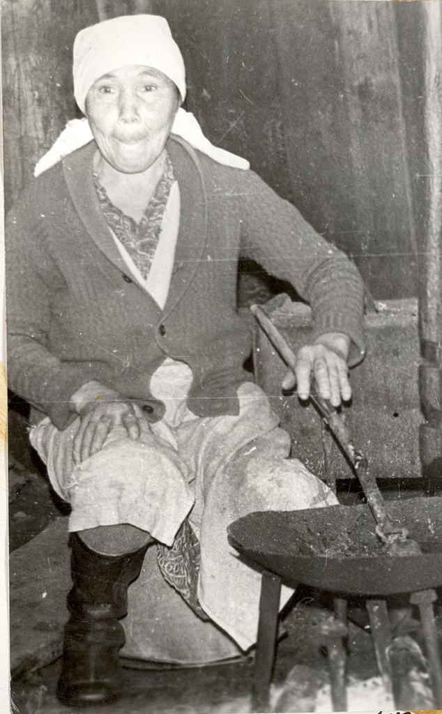 Шорка обжаривает ячмень, 1990 год, Кемеровская обл., Таштагольский р-н. Выставка «Жизнь шорских женщин» с этой фотографией.&nbsp;