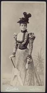 Княгиня Зинаида Николаевна Юсупова, 1895 год. Зинаида Николаевна в визитном платье из светлой узорной ткани, шляпка с эгретом из страусовых перьев.Выставка «Женщина Прекрасной эпохи» с этой фотографией. 