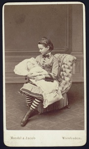 Княжна Зинаида Николаевна Юсупова с куклой, 1870 - 1873, г. Висбаден. Выставка «Дети XIX века» с этой фотографией.