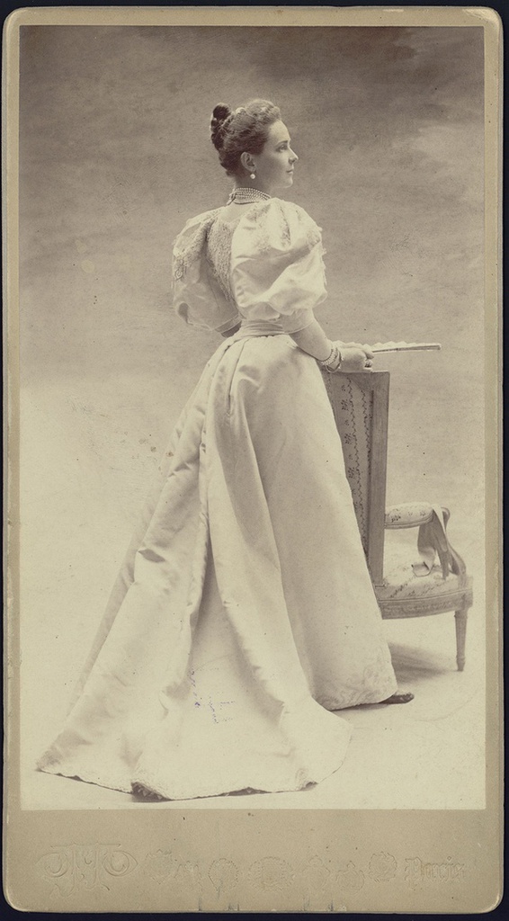 Княгиня Зинаида Николаевна Юсупова, 1890-е, г. Париж. Зинаида Николаевна в бальном платье с веером в руках.