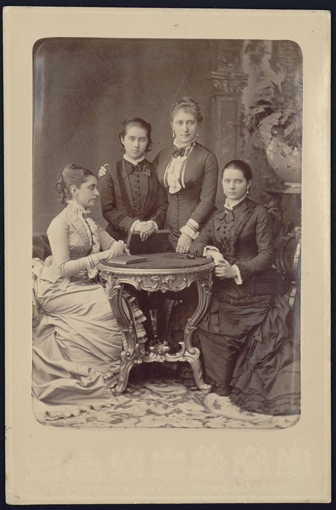 Княжны Татьяна (третья справа) и Зинаида (крайняя справа) Юсуповы  со своей матерью Татьяной и неизвестной, 1879 - 1880. Выставка «Портреты Карла Бергамаско» с этой фотографией.