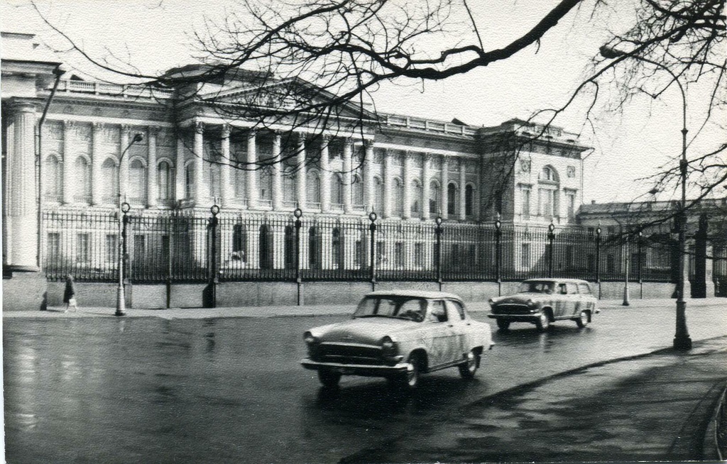 Михайловский дворец. 1819–1825 годы. Архитектор – Карл Росси, 1969 год, г. Ленинград. Фотография издательства ЛИК, 1969 г., № М-14067. Предположительное название серии – «Дворцы Ленинграда».Ныне Санкт-Петербург.