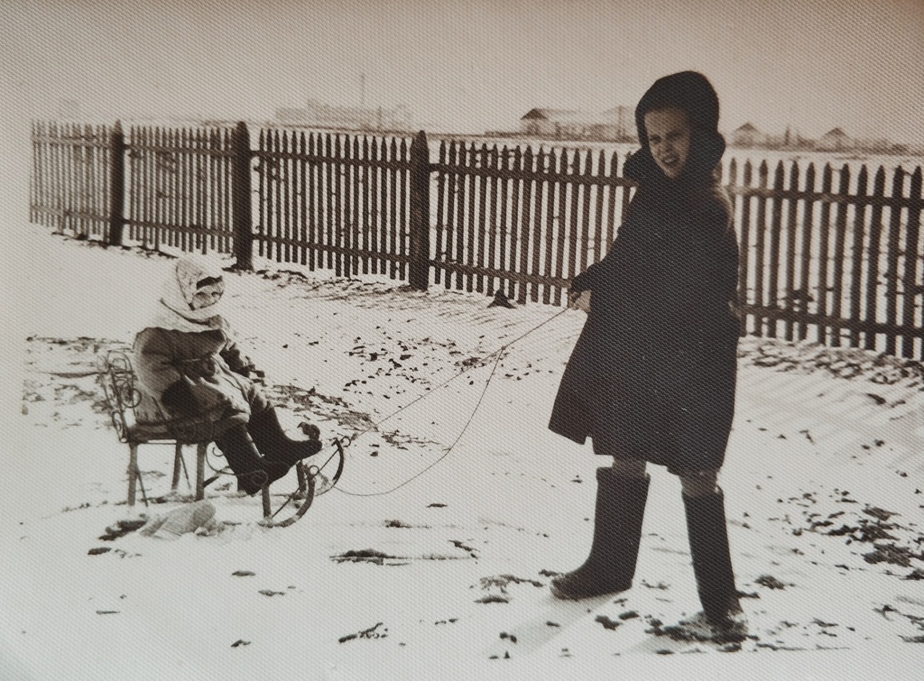 Сестренки, 1957 год, Казахская ССР, г. Гурьев. Ныне – Атырау.Фотография из архива Натальи Козловой.