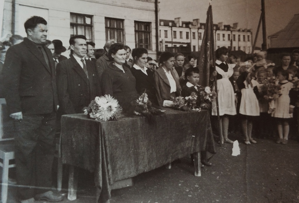 Последний звонок. 12 школа, 25 мая 1963, Мордовская АССР, г. Саранск. Фотография из архива Натальи Козловой.