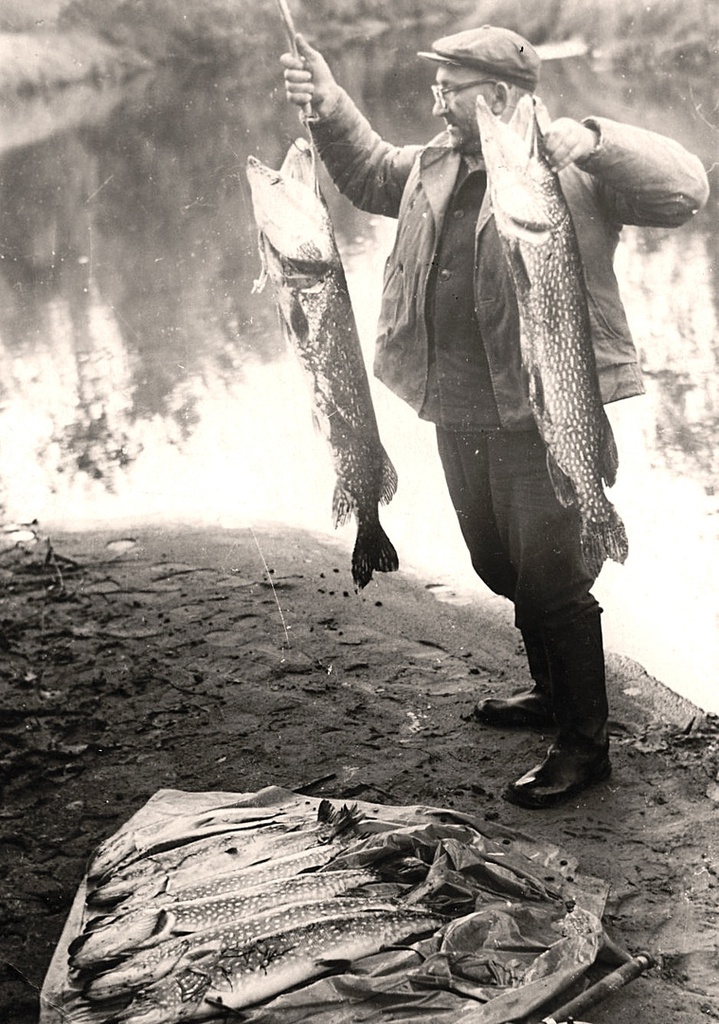 Директор музея Ф. П. Будкевич на рыбалке, август 1964, Пермская обл.. Выставка «"Ловись рыбка большая..." Рыболовный бум в СССР» с этой фотографией.