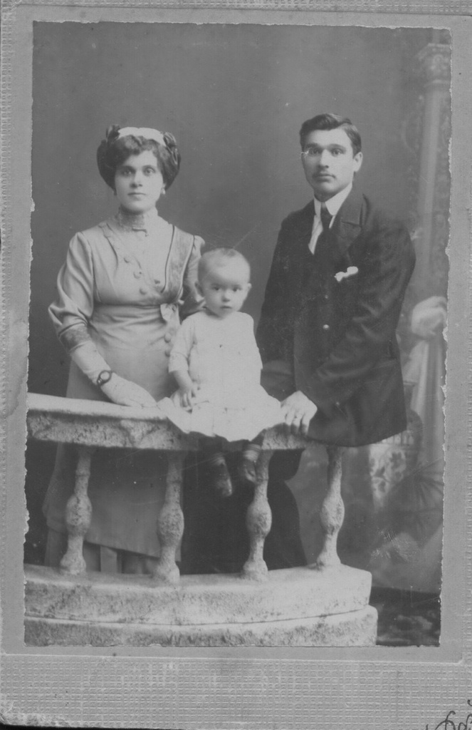 Андрей Иващук с семьей, июнь - декабрь 1917, г. Одесса. Фотография из архива Татьяны Бачуриной.