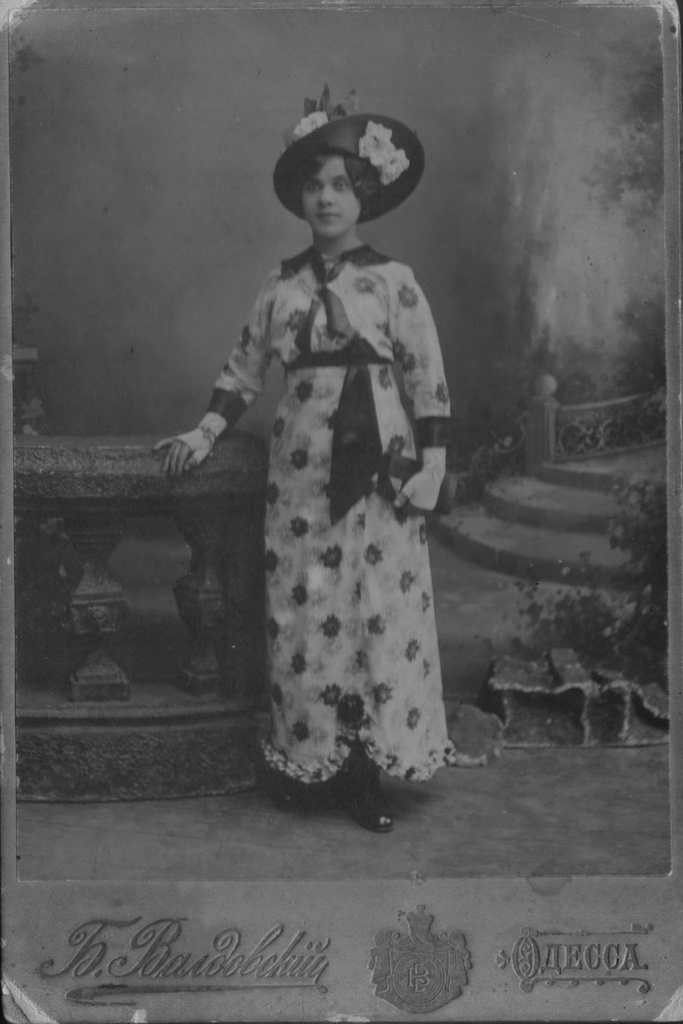 Матрена Александровна Иващук (Дерюгина), 1915 - 1917, г. Одесса. Фотография из архива Татьяны Бачуриной.