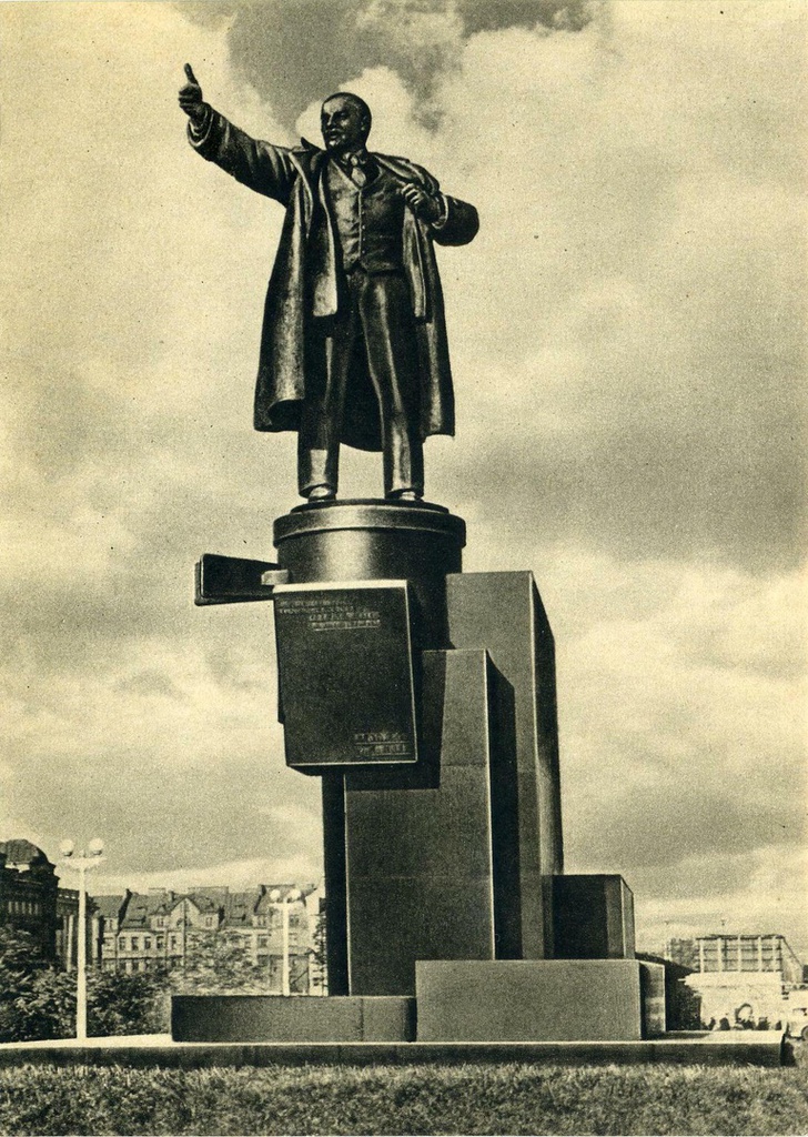 Памятник Владимиру Ленину, 1957 год, г. Ленинград. Памятник 1926 года. Скульптор Сергей Евсеев. Архитекторы  Владимир Щуко и Владимир Гельфрейх.           Почтовая открытка издательства ИЗОГИЗ, 1957 года, № Ш-04556 по фотографии Михаила Величко.