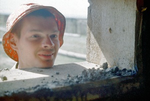 «Портрет в окошке», июль 1983, Красноярский край, Хакасская АО, с. Белый Яр. Боец студенческого строительного отряда Московского института электронного машиностроения (ныне – Московский институт электроники и математики им. А. Н. Тихонова) в Хакасии Владимир Положевец.Выставка «Из Хакасии» с этой фотографией.