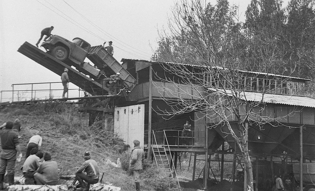 Разгрузка картофеля, сентябрь 1981, Московская обл., Семеновский сельсовет, с. Мещерино. Студенты Московского института электронного машиностроения (ныне – Московский институт электроники и математики им. А. Н. Тихонова) на уборке картофеля.